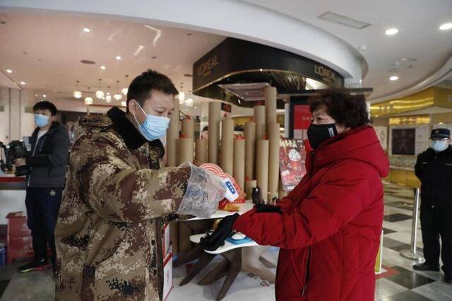 进门测体温、暂停堂食，探访北京商场餐馆如何防疫