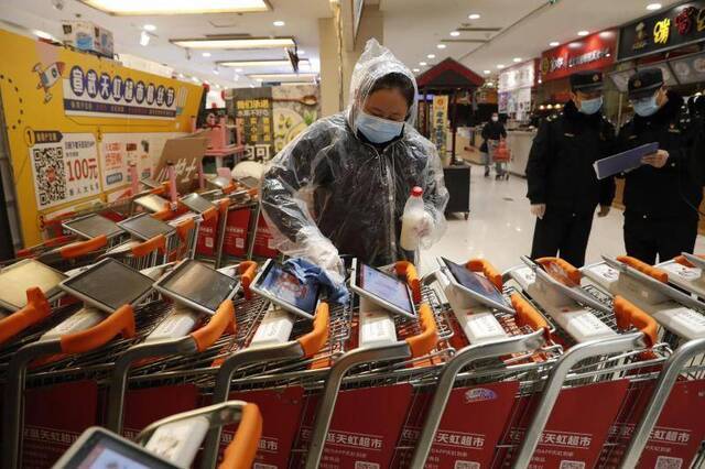 进门测体温、暂停堂食，探访北京商场餐馆如何防疫