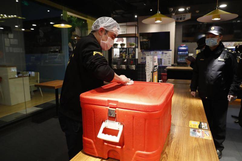 进门测体温、暂停堂食，探访北京商场餐馆如何防疫