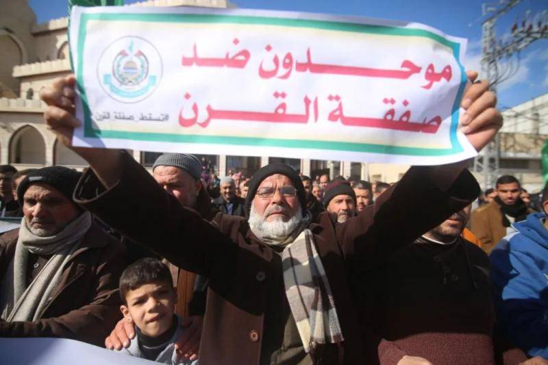 2020年1月31日，在加沙地带城市拉法，一名巴勒斯坦抗议者高举抵制“世纪协议”的标语。新华社发