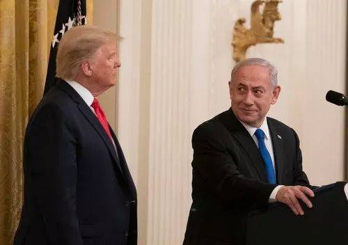 2020年1月28日，在美国华盛顿白宫，美国总统特朗普（左）与以色列总理内塔尼亚胡举行联合记者会。新华社记者刘杰摄