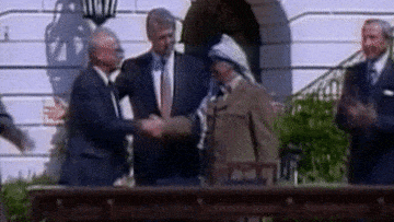  1993年9月13日，巴勒斯坦领导人阿拉法特（右）在美国白宫与以色列总理拉宾在签定和平协议后握手。