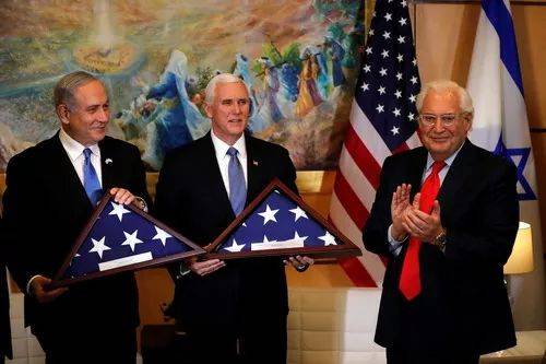 美国驻以色列大使戴维·弗里德曼（右1）。路透/新华