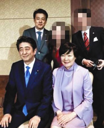 安倍夫妇与涉传销企业前董事长的合影（东京新闻）