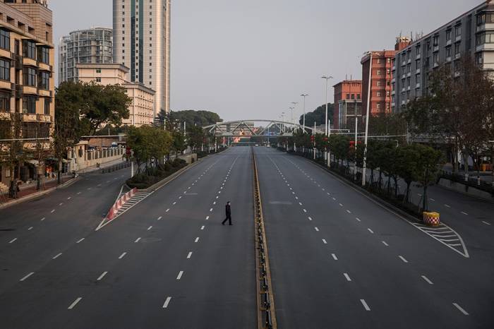 2020年2月3日，一名男子穿越中国武汉一处空荡荡的高速公路。中国武汉冠状病毒感染的死亡人数已攀升至超过1000人。其他国家也有通报病例，包括美国、加拿大、