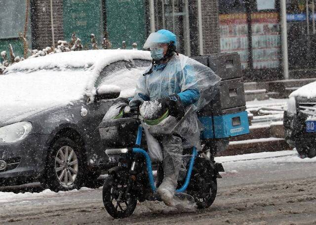 京城今冬第7场雪（三） 快递小哥辛苦了