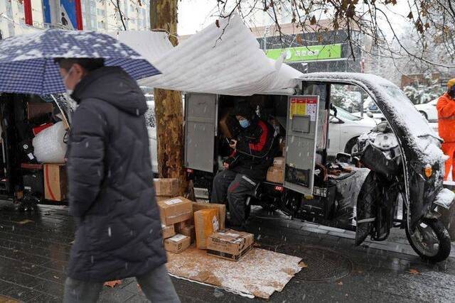 京城今冬第7场雪（三） 快递小哥辛苦了