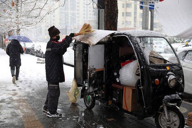 京城今冬第7场雪（三） 快递小哥辛苦了