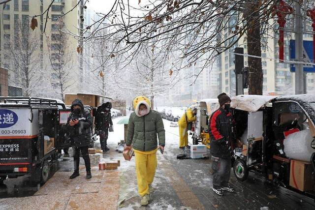 京城今冬第7场雪（三） 快递小哥辛苦了