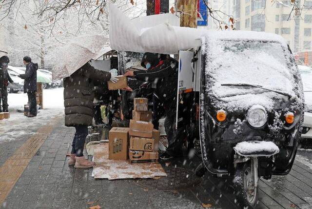 京城今冬第7场雪（三） 快递小哥辛苦了