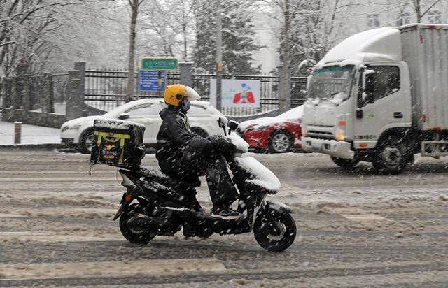 京城今冬第7场雪（三） 快递小哥辛苦了