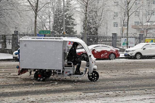 京城今冬第7场雪（三） 快递小哥辛苦了