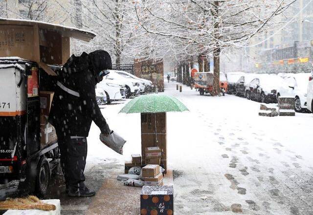 京城今冬第7场雪（三） 快递小哥辛苦了