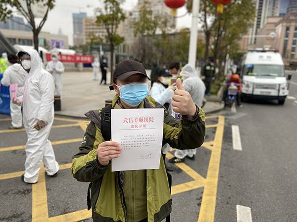 2月11日，第一批治愈者出舱。澎湃新闻记者赵思维图