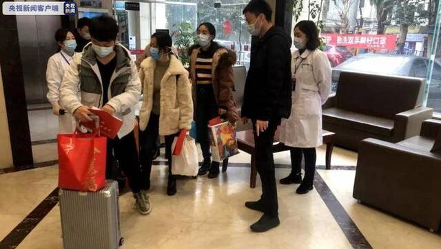 重庆飞南通航班56名隔离人员启程回家 无一人感染