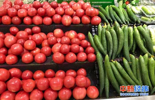 超市货架上的西红柿、黄瓜。中新经纬张猛摄