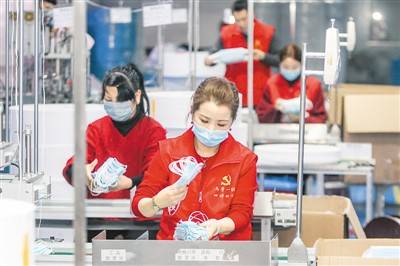 浙江省长兴县的党员和志愿者近日加班帮助企业清点、打包一次性医用口罩。方敏吴拯摄影报道
