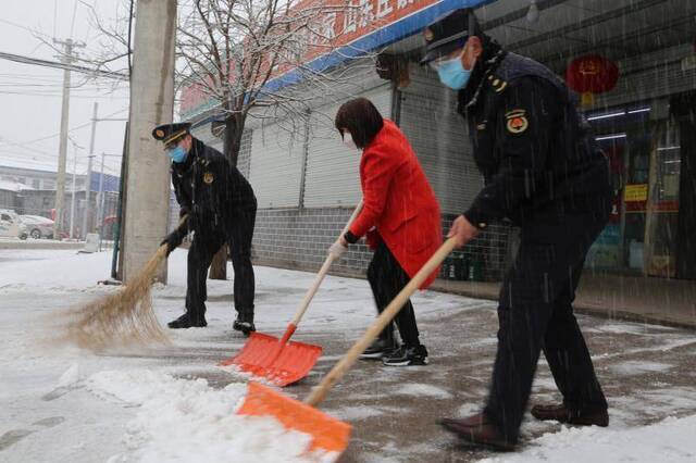 北京城管启动扫雪铲冰应急预案 号召商家互助清扫门前雪