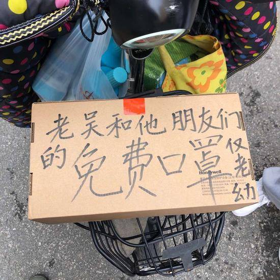  1月25日，吴悠在电瓶车上挂上“免费帮送药、食、口罩”的牌子。受访者供图