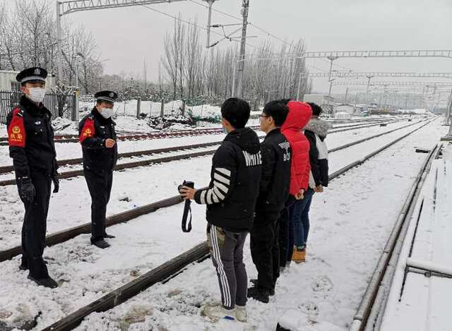 摄影爱好者进入铁路拍雪景，北京铁警劝阻教育