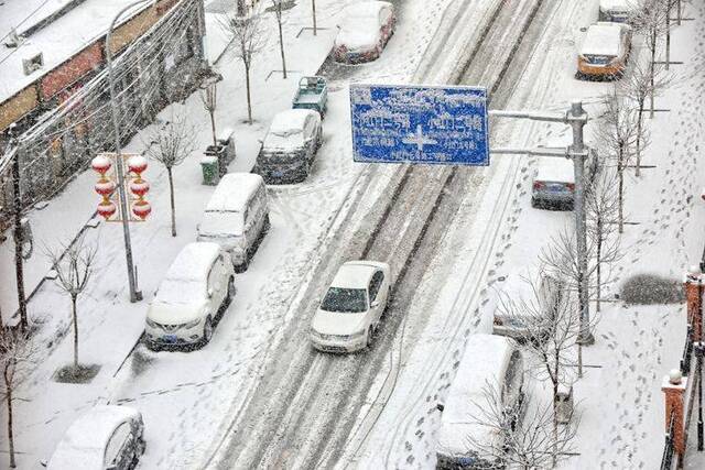 京城今冬第7场雪（二） 雪下正紧 防滑保暖需当心