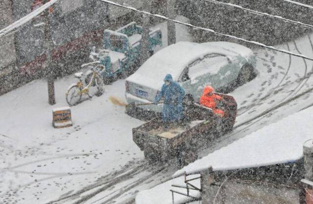 京城今冬第7场雪（二） 雪下正紧 防滑保暖需当心