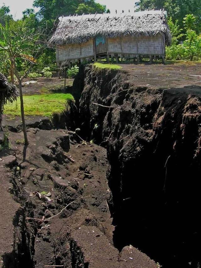 2018年在安布理姆火山爆发期间，当岩浆挤压通过地底时，造成了地上的景观断裂和破碎。这种情形在距离火山口边缘将近13公里的帕默村特别明显。 PHOTOGRAP