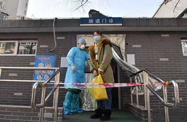 北京东城首例痊愈新冠肺炎患者出院 组图