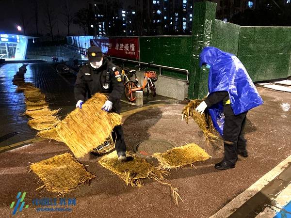 南京飘下鼠年首雪 城管部门严阵以待上路清雪！