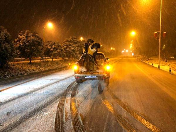 南京飘下鼠年首雪 城管部门严阵以待上路清雪！