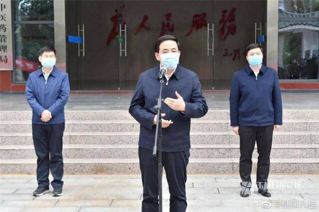 广西玉林10名医护人员驰援湖北 市委书记市长为他们壮行