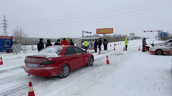 敖汉旗：纪检监察干部坚守一线 风雪中防控督查