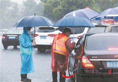 暴雨倾城 抗疫勇士坚守不退