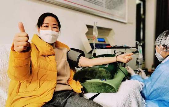 江夏区中医医院康复出院的工作人员在捐献血浆