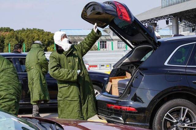 雷神山施工人员被困高速，货车大军排队进沪？记者带你看真实的上海高速道口