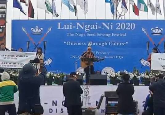 马尚瓦在台上演唱“中国加油，加油武汉。”（图：视频截图）