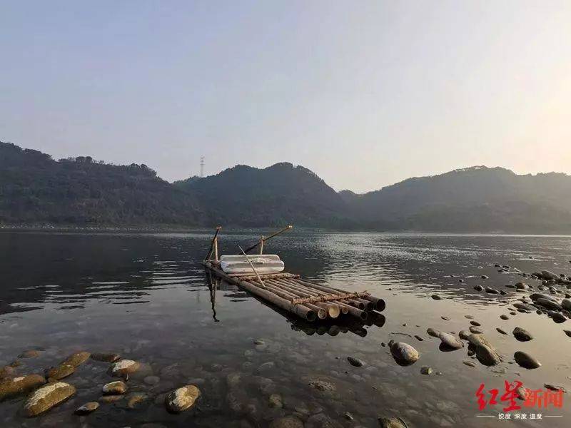 刘某兵横渡长江的竹筏。图据南溪海事