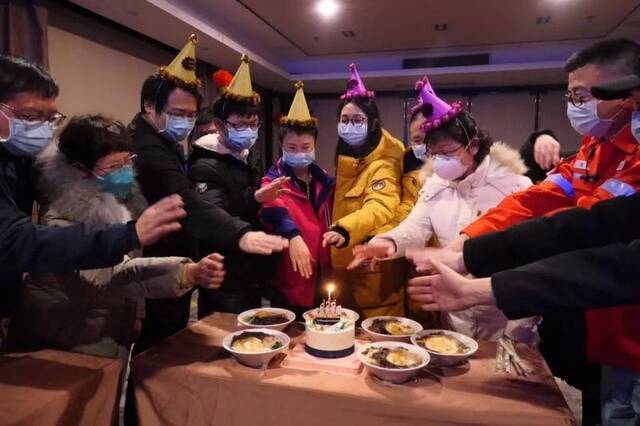 上海医疗队员用手扑灭蜡烛