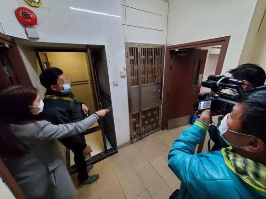 警方在旺角一间宾馆追回被劫走的厕纸。图源：香港《头条日报》