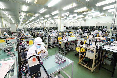 2月13日，北京滨松光子技术股份有限公司廊坊分公司，工人在生产光电倍增管。张伟摄