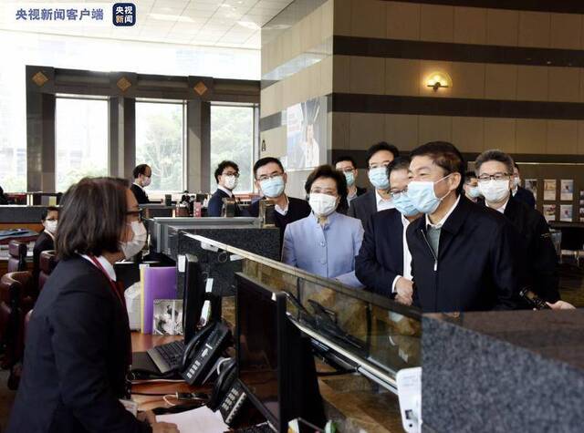 香港中联办主任骆惠宁赴在港中资企业 了解抗击疫情工作