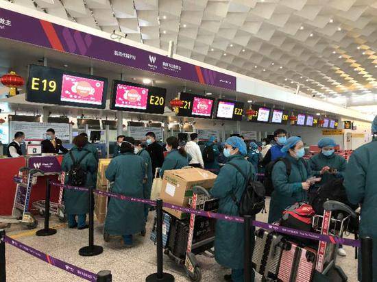 2月15日，西部航空包机护送河南省105名医护人员驰援武汉，一线空勤人员为医疗队开通绿色通道办理值机。