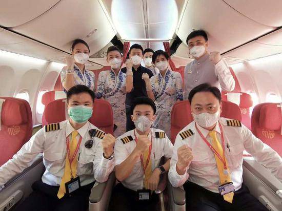 2月15日，海南航空第4架包机护送医疗队，机组人员为医疗队加油打气。