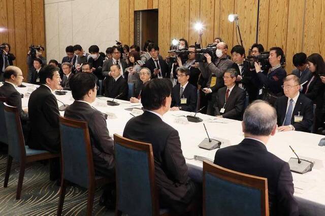 安倍16日晚在首相官邸召开专家会议图自：社交媒体推特