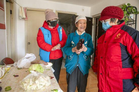 社区志愿者为居民送菜上门（资料图）