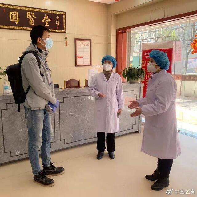△武汉市第六医院副院长刘敏（中）和纪委书记高艳梅（右）接受记者采访
