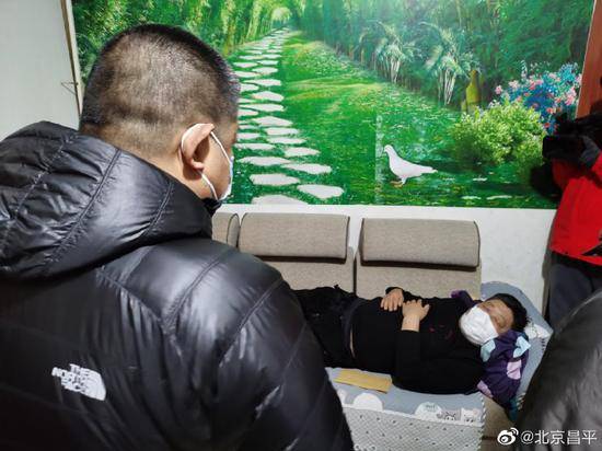 北京昌平有人驾车冲撞疫情检查站致2人伤 刑拘！