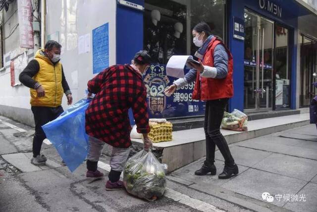 2月17日，湖北省孝感市三里棚社区，居民来拿由社区统一登记采购的蔬菜鸡蛋。中青报·中青网见习记者鲁冲/摄
