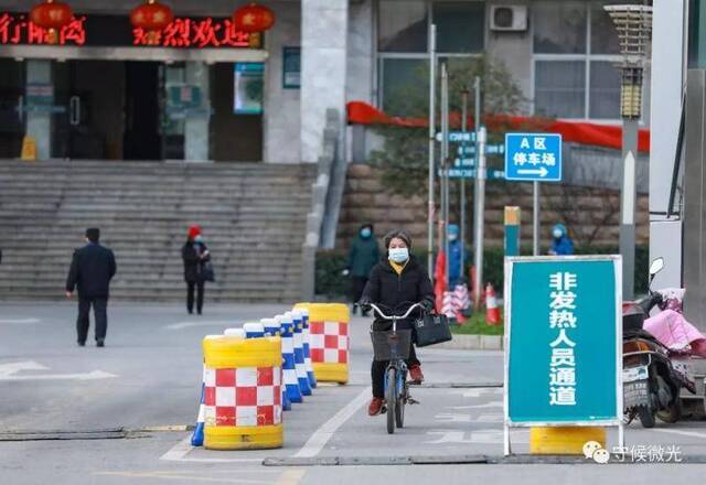 2月17日，湖北省孝感市中心医院门前，一名行人从“非发热人员”通道通过。中青报·中青网见习记者鲁冲/摄