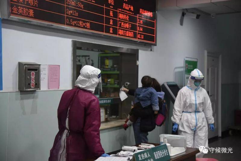  2月17日，湖北省孝感市孝南区妇幼保健院，一位母亲带着孩子正在门诊取药。中青报·中青网见习记者鲁冲/摄